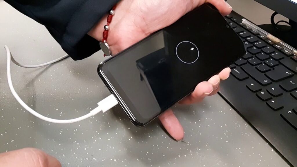 El teléfono Samsung muestra un rayo pero no se carga