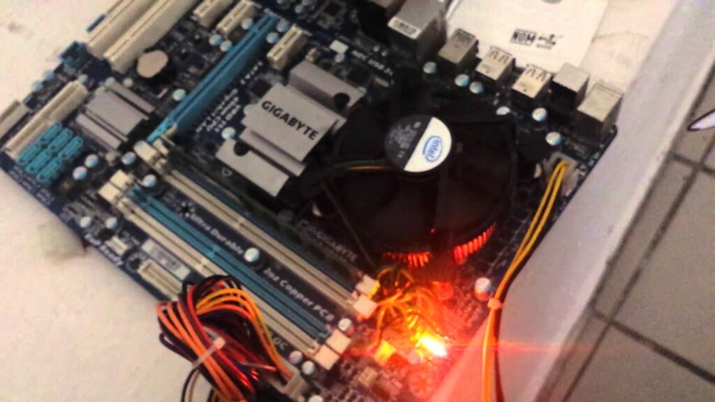 Qué es la luz naranja en la placa base y cómo solucionar el problema